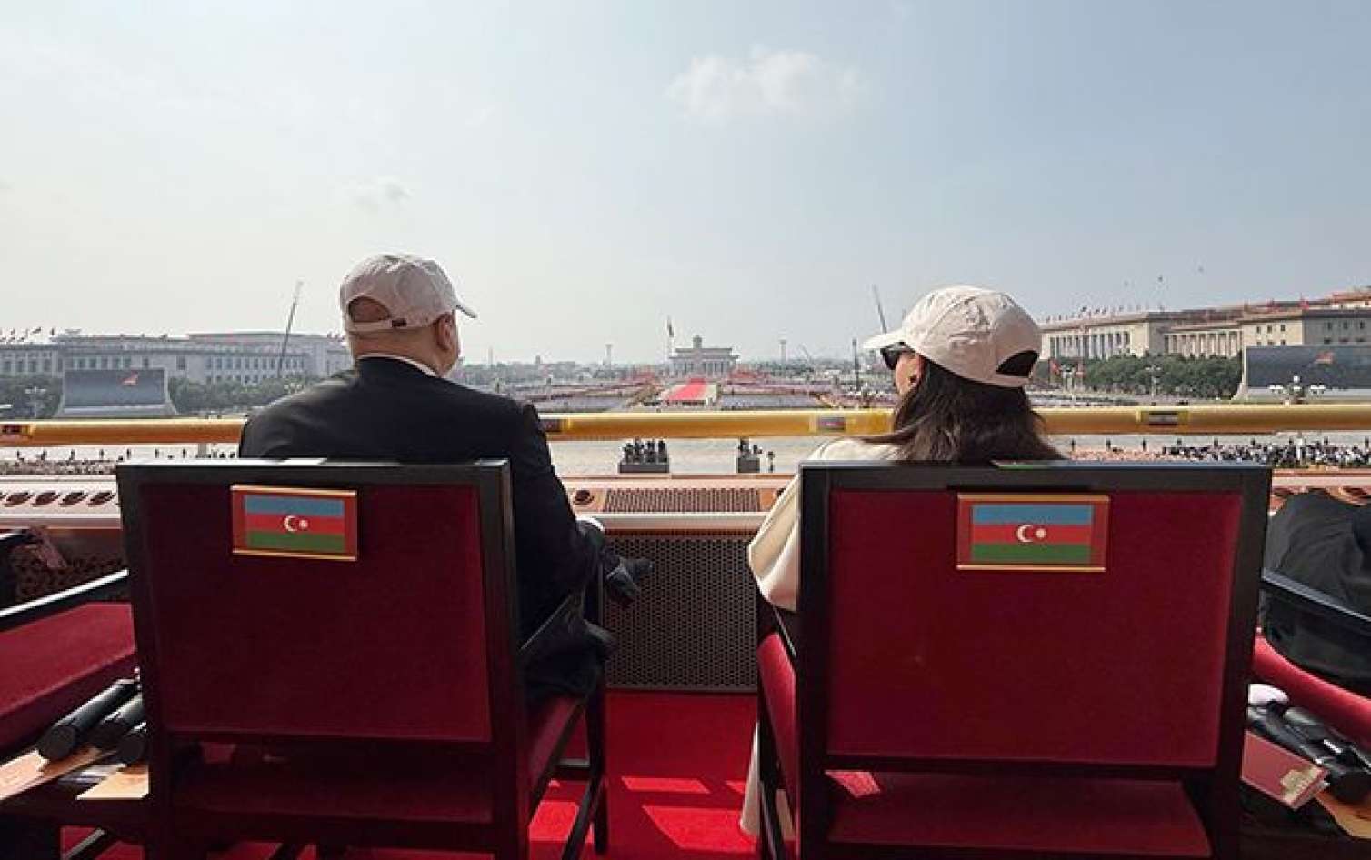 Prezidentlə xanımının paraddan maraqlı GÖRÜNTÜLƏRİ