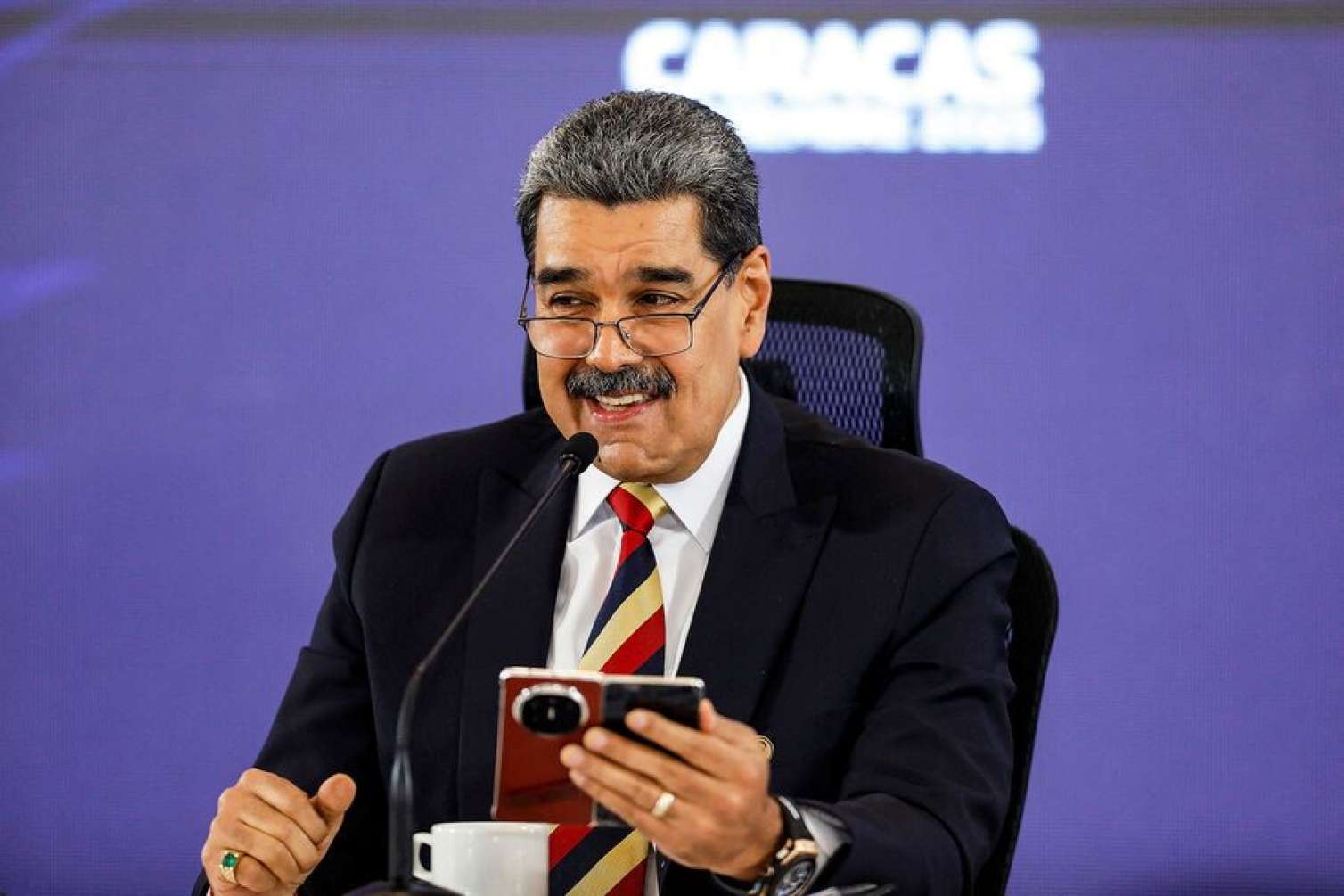 Madurodan Si Cinpinə təşəkkür: “Dünyanın ən yaxşı telefonu məndədir” 