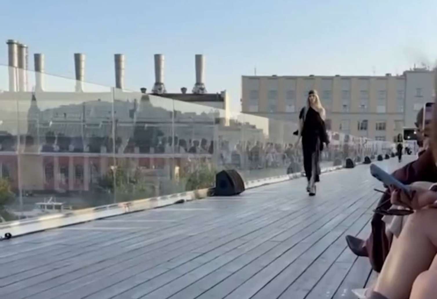Podiuma çıxan model biabır oldu - VİDEO 