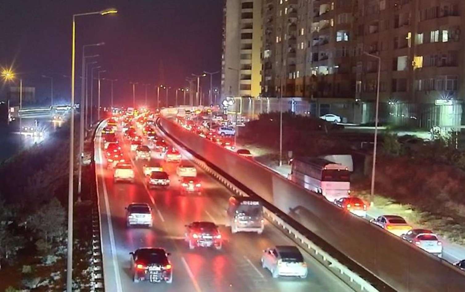 Dairəvi yolda qəza oldu: SIXLIQ YARANDI 