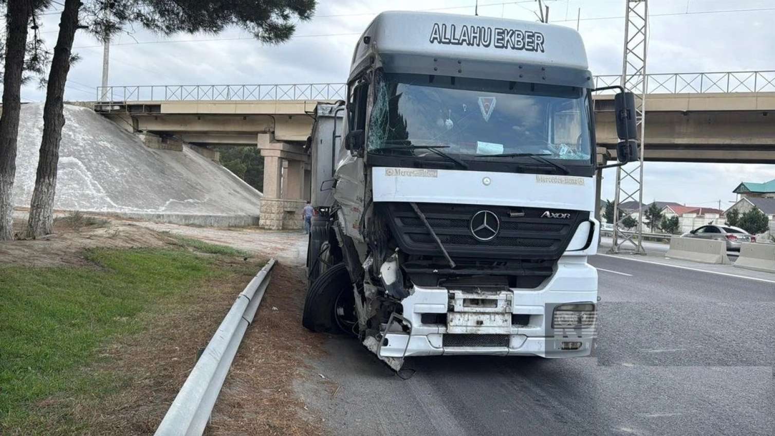 Yük maşını ilə sərnişin avtobusu toqquşub, xəsarət alanlar var - FOTO