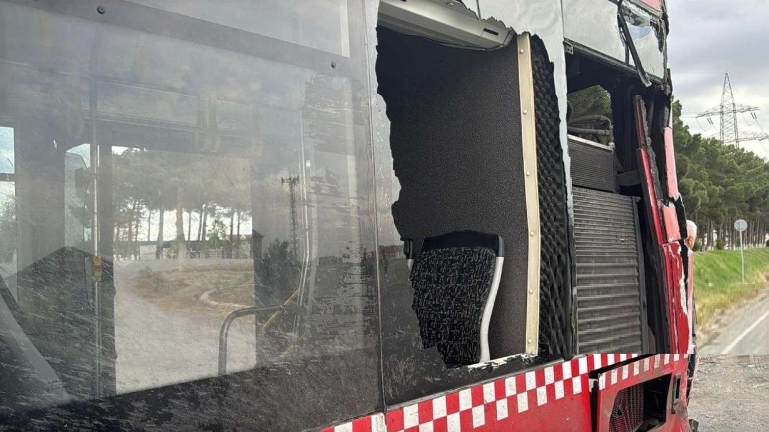 Yük maşını ilə sərnişin avtobusu toqquşub, xəsarət alanlar var - FOTO