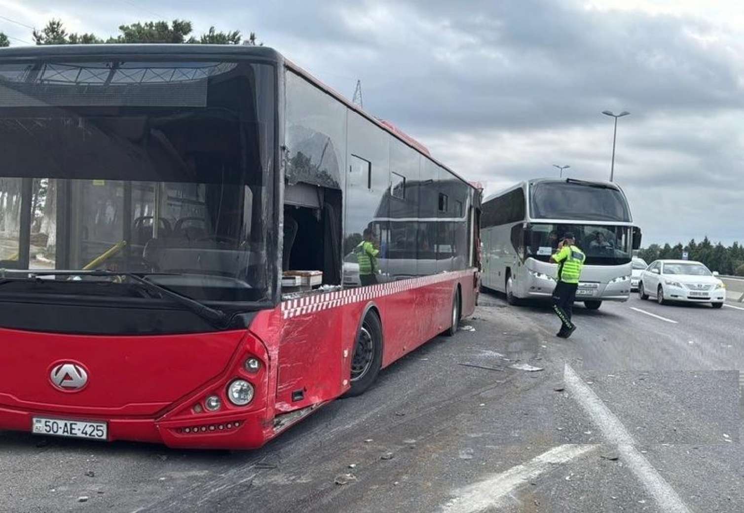 Yük maşını ilə sərnişin avtobusu toqquşub, xəsarət alanlar var - FOTO