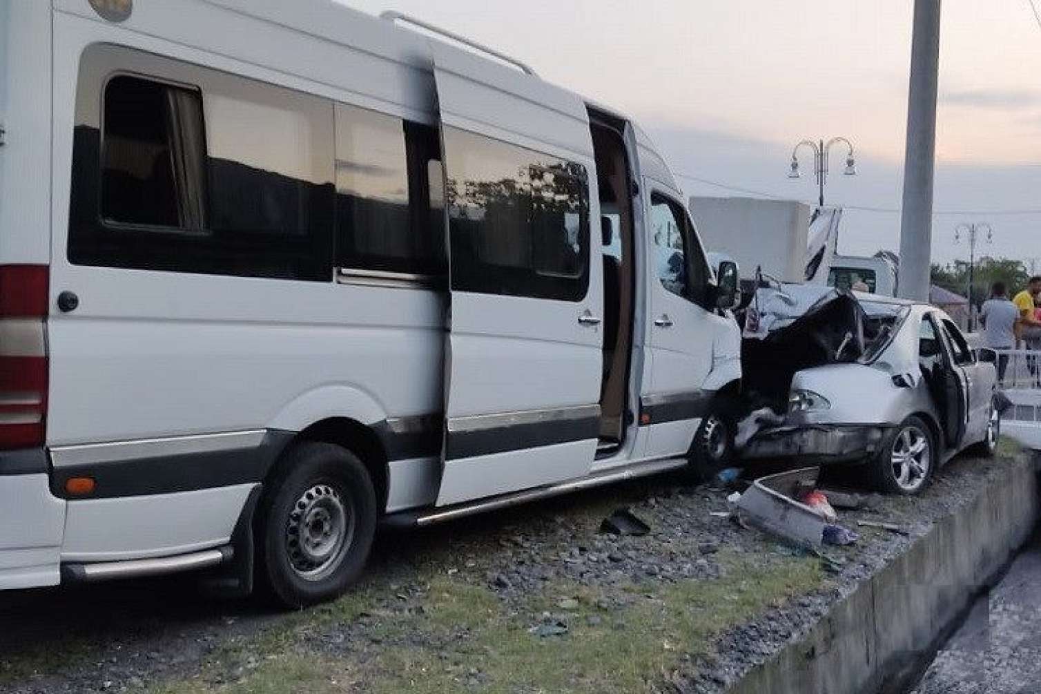 Bakıda mikravtobus qəzaya düşüb: 19 yaralı var -YENİLƏNİB 