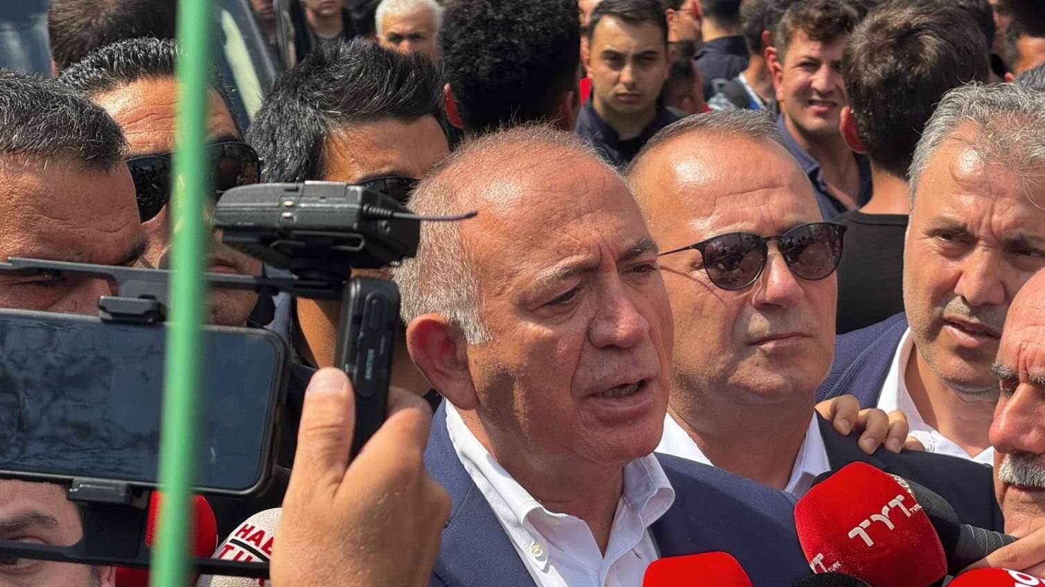 CHP İstanbul rəhbəri izdihamın qarşısına çıxdı - Açıqlama verdi 