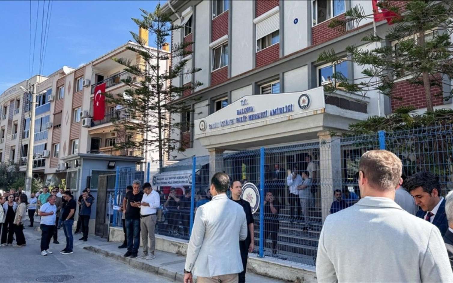 İzmirdə polislərin qətlinə görə 27 nəfər saxlanıldı 