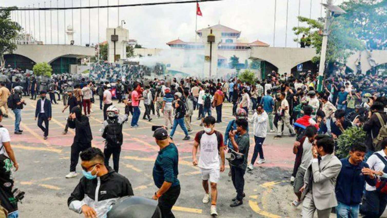 Nepalda etirazçılar prezidentin iqamətgahını yandırdı – VİDEO 