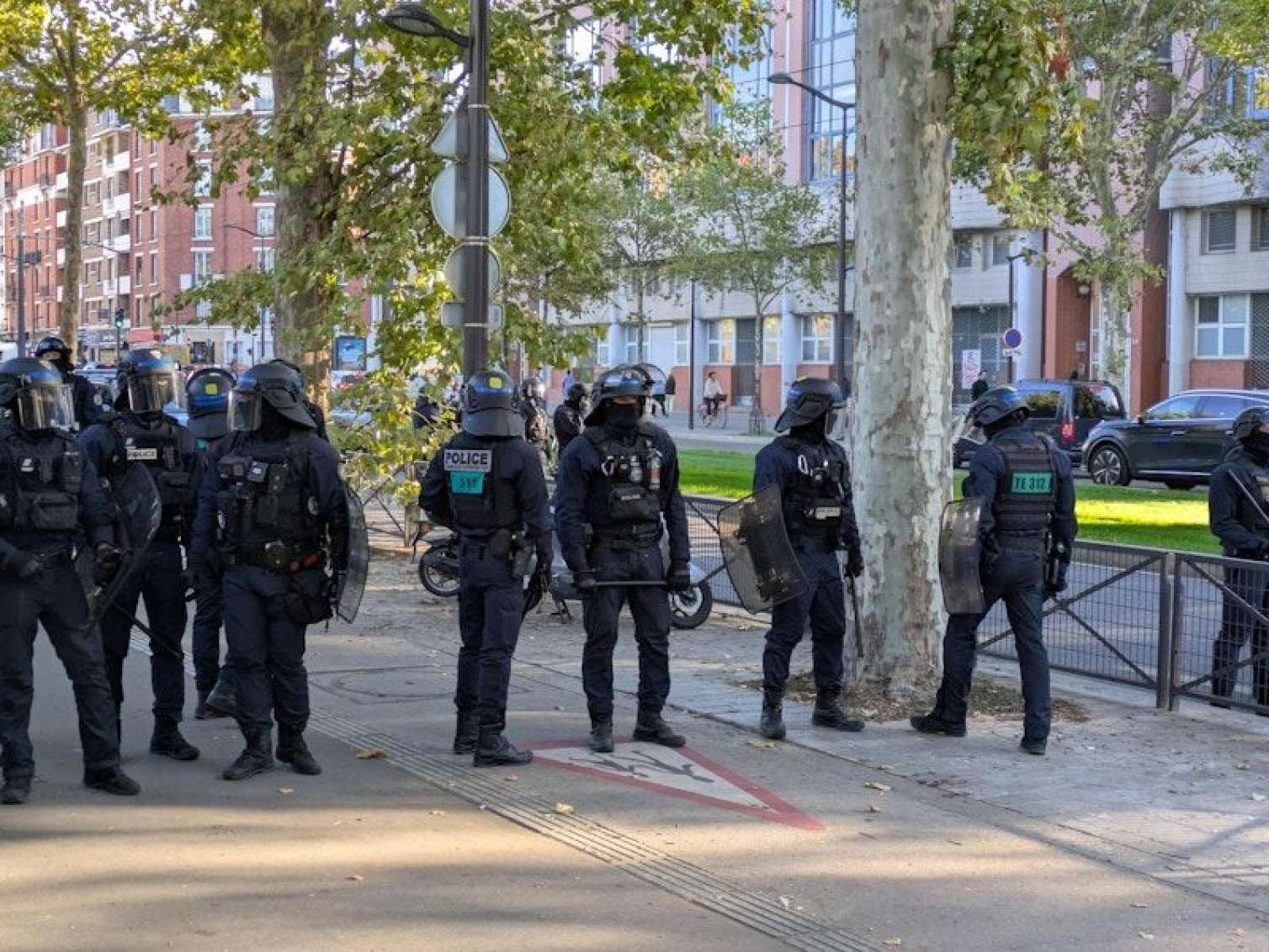Fransada aksiyalar başladı - Polislə etirazçılar arasında qarşıdurma - VİDEO 