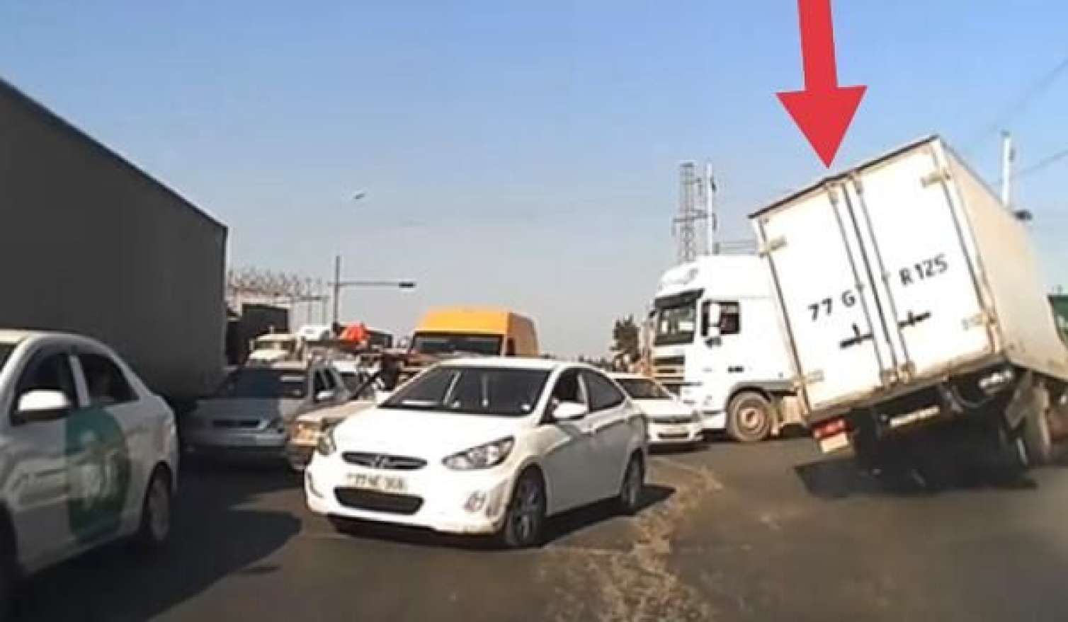 Bakıda yük maşını avtomobilləri əzdi: sürücü saxlanıldı - Video 