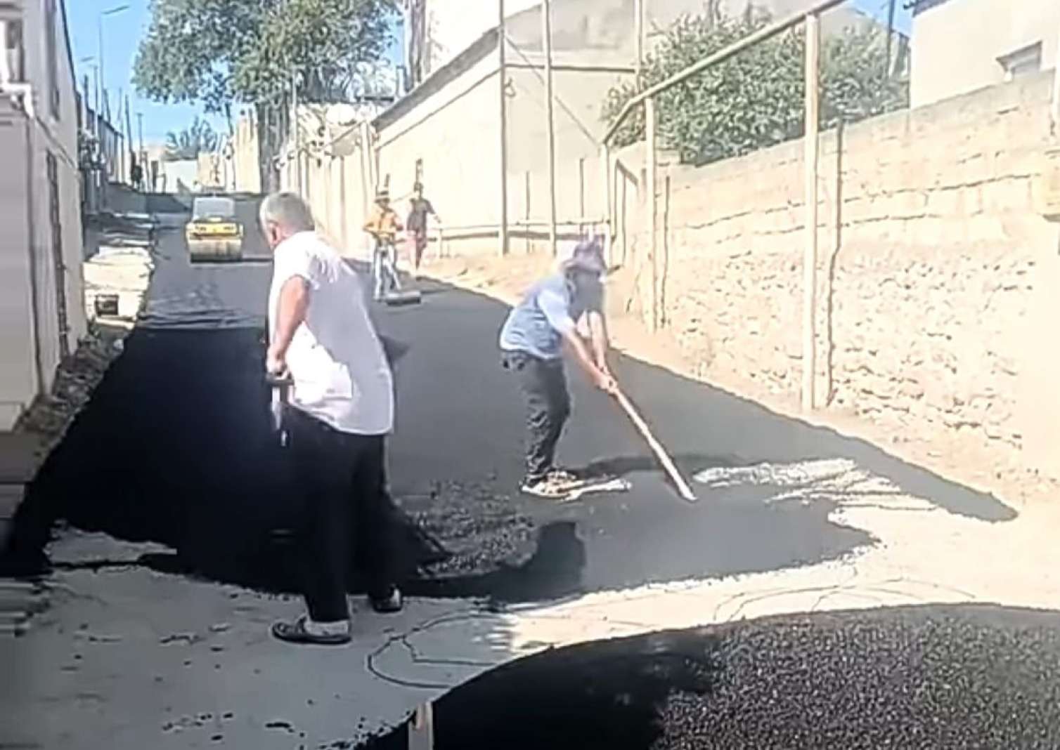 Abşeronda ilginc olay: Xanımına ehsan vermək əvəzinə yolu asfaltladı - VİDEO  