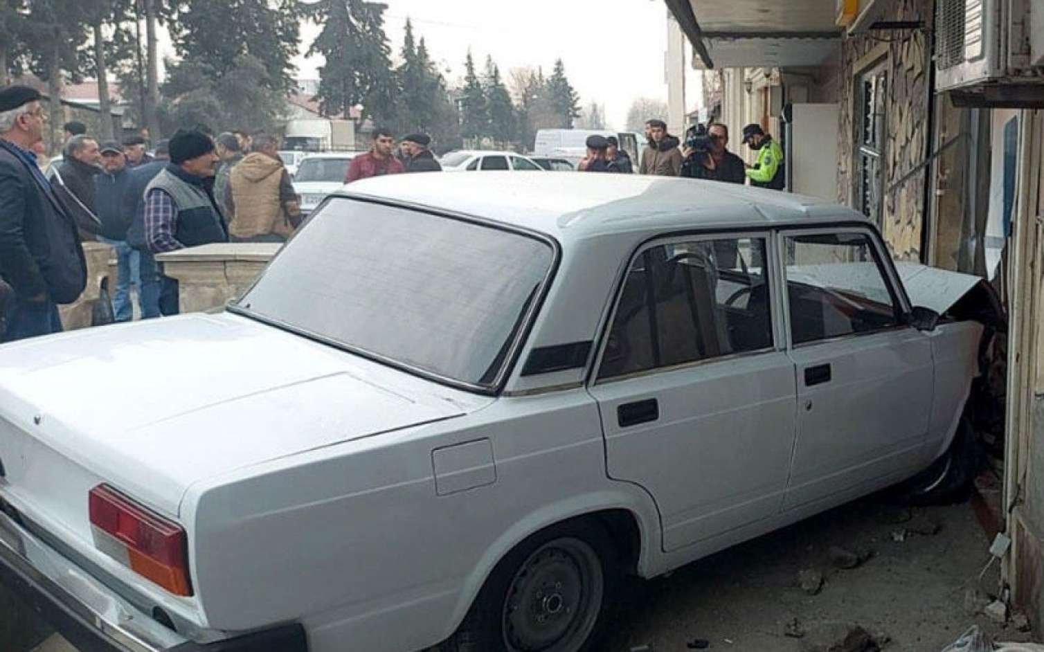 "07" mağazaya çırpıldı - 4 nəfər yaralandı 