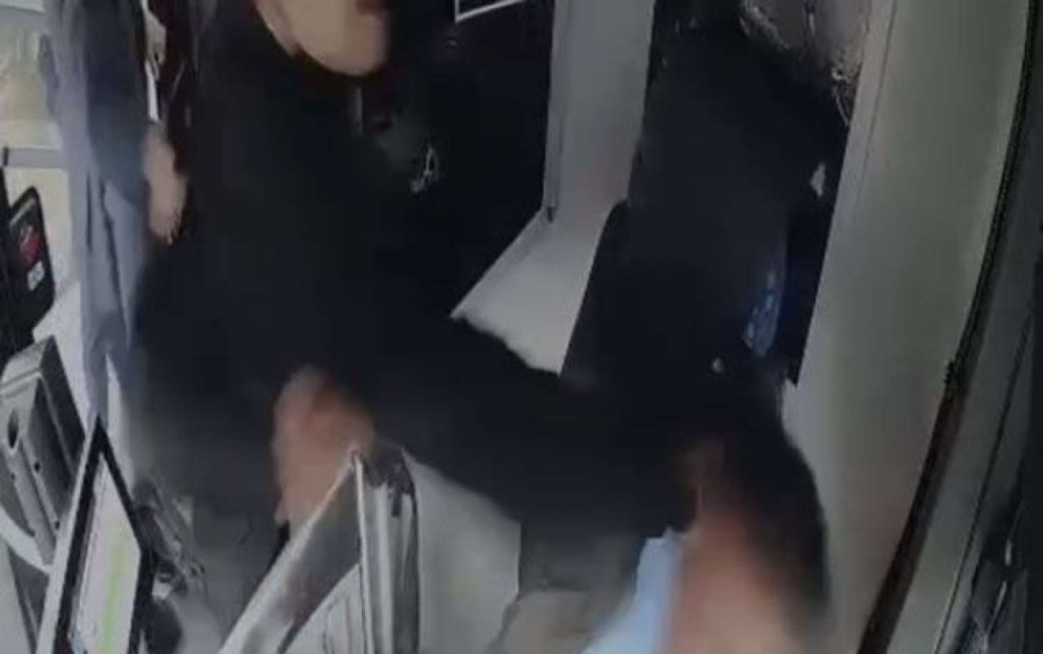 Bakıda sərnişin avtobus sürücüsünü döydü - VİDEO 