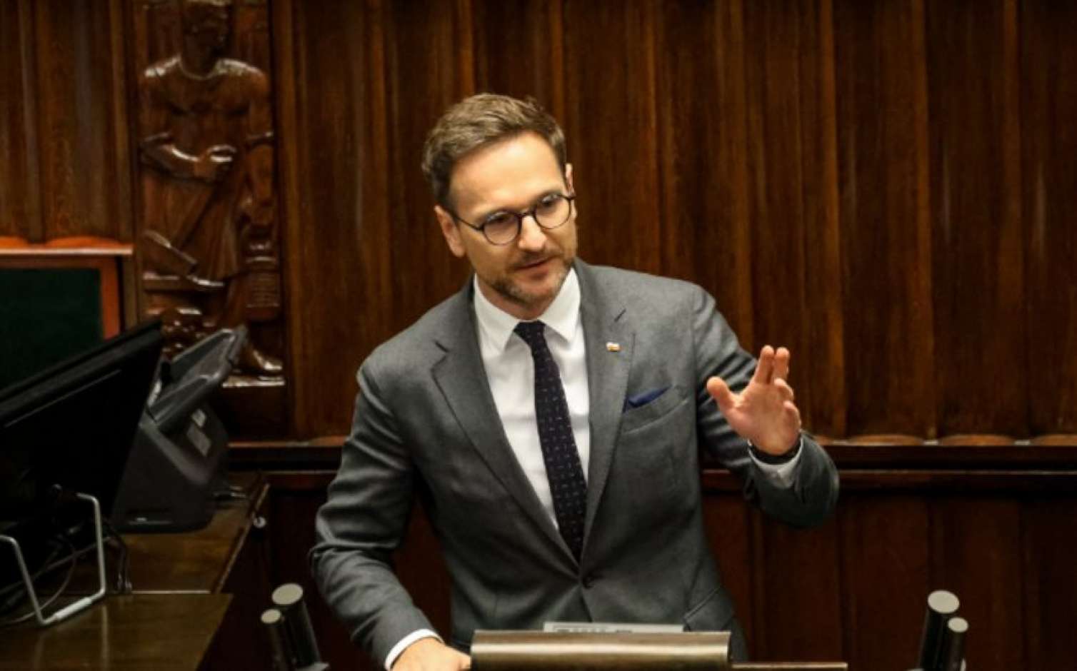 Brüsseldə polşalı deputatın avtomobili atəşə tutuldu 
