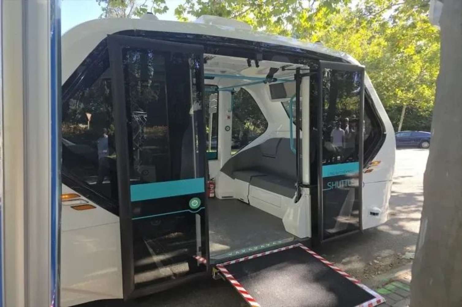 İlk sürücüsüz elektrik avtobusu sınaqdan keçirildi 