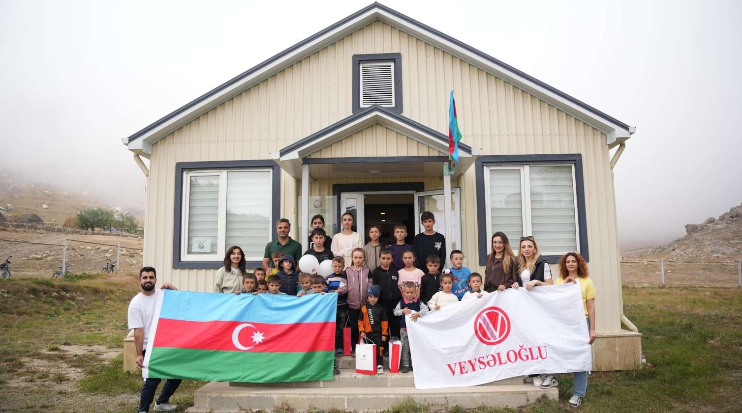 “Veysəloğlu-Distribusiya” məktəblilərə yardımı davam etdirir  - FOTO