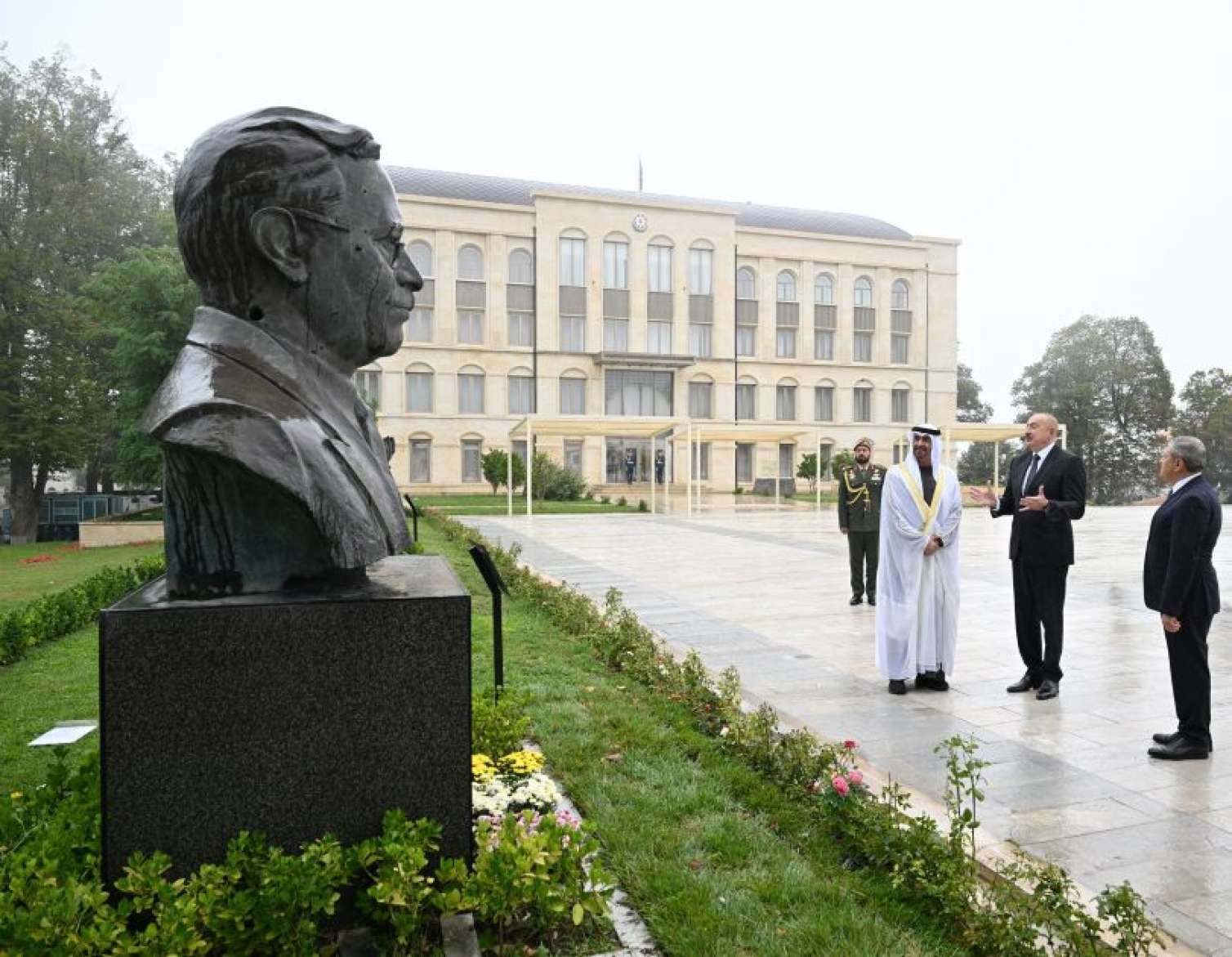 Ölkə başçıları həmin heykəllərə baxdılar - FOTO
