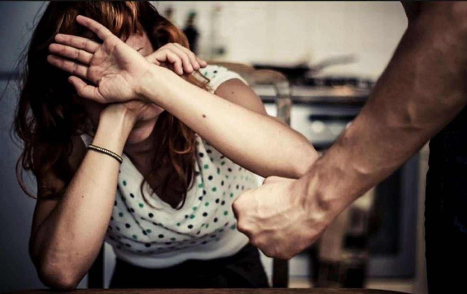 Ucarda ər ondan xəbərsiz anası evinə gedən həyat yoldaşını döydü 