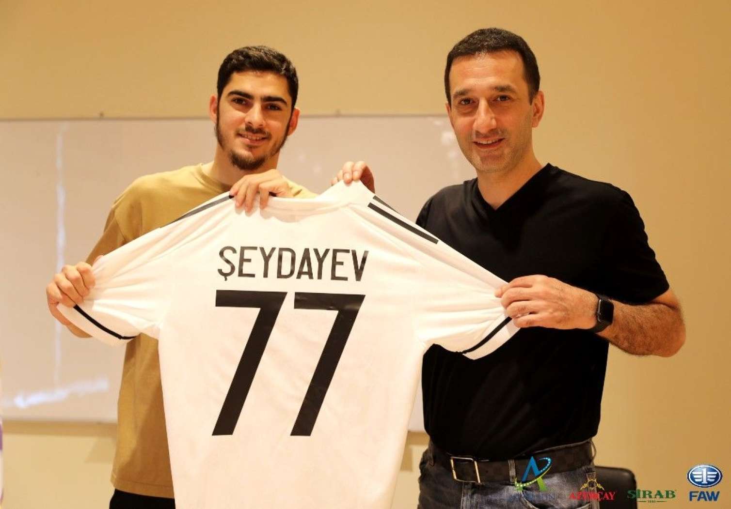 “Qarabağ” məşhur hücumçunu heyətinə qatdı  