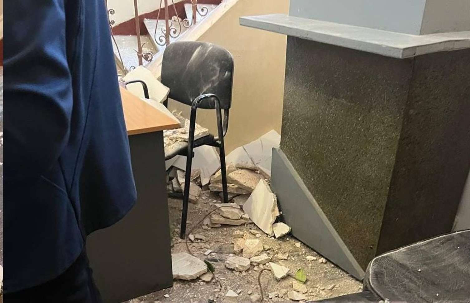 Dərs zamanı institutun tavanı dağıldı 