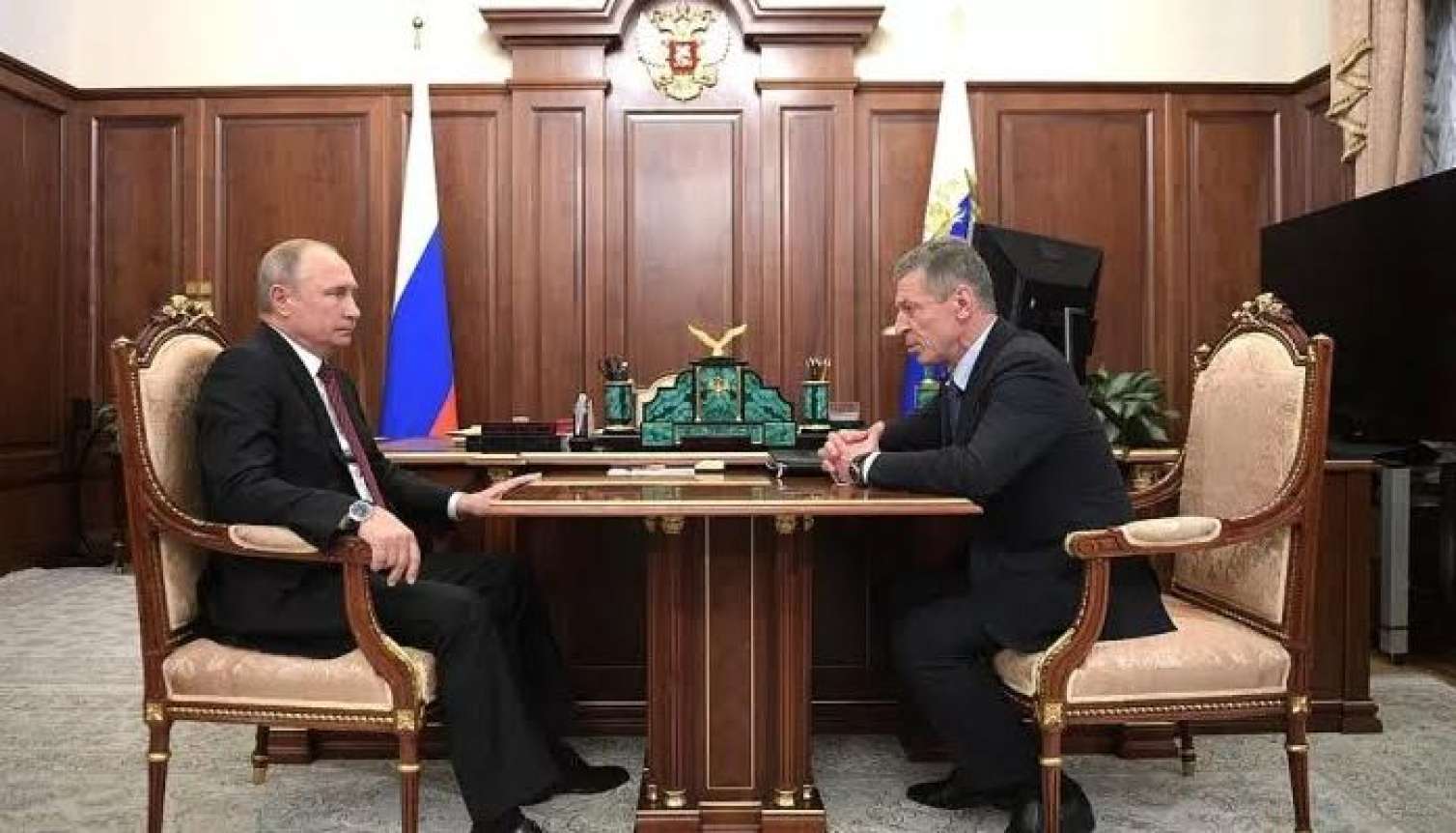 Putinin yaxın adamı Azərbaycana görə istefa verib? 