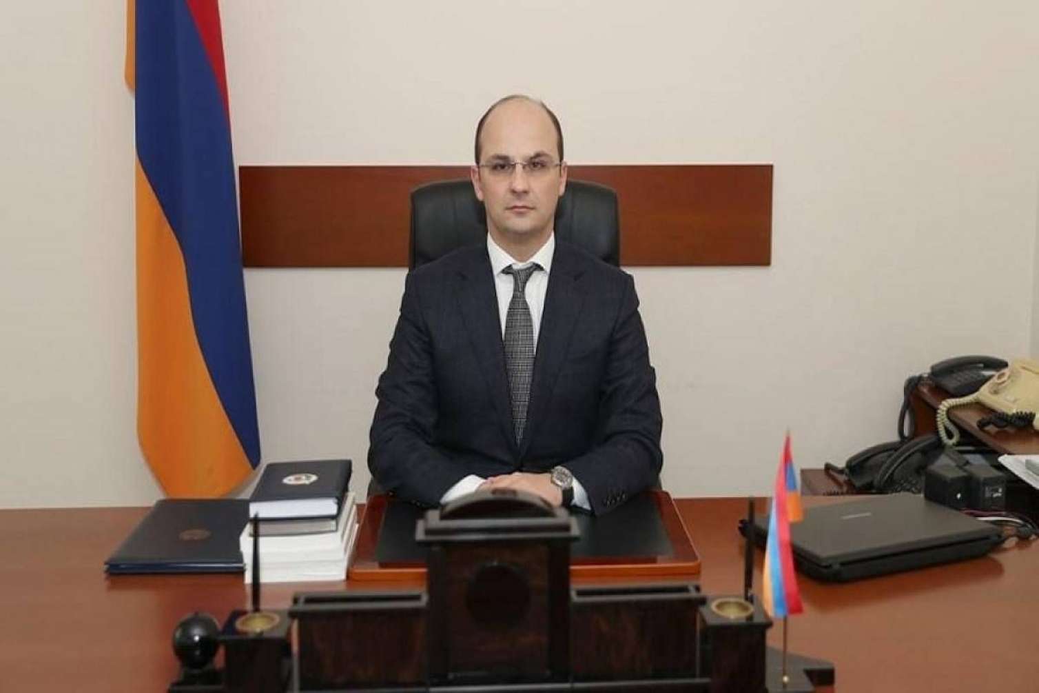 Yüksək vəzifəli erməni rəsmisi Bakıya gəlir 