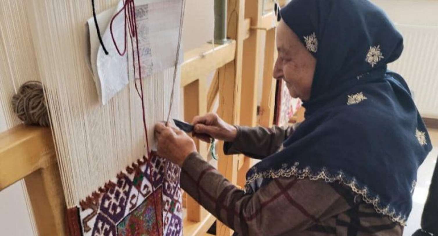 78 yaşlı tələbə nənə: 12 nəvəsi, 12 nəticəsi var... – Çox sevincliyəm!  