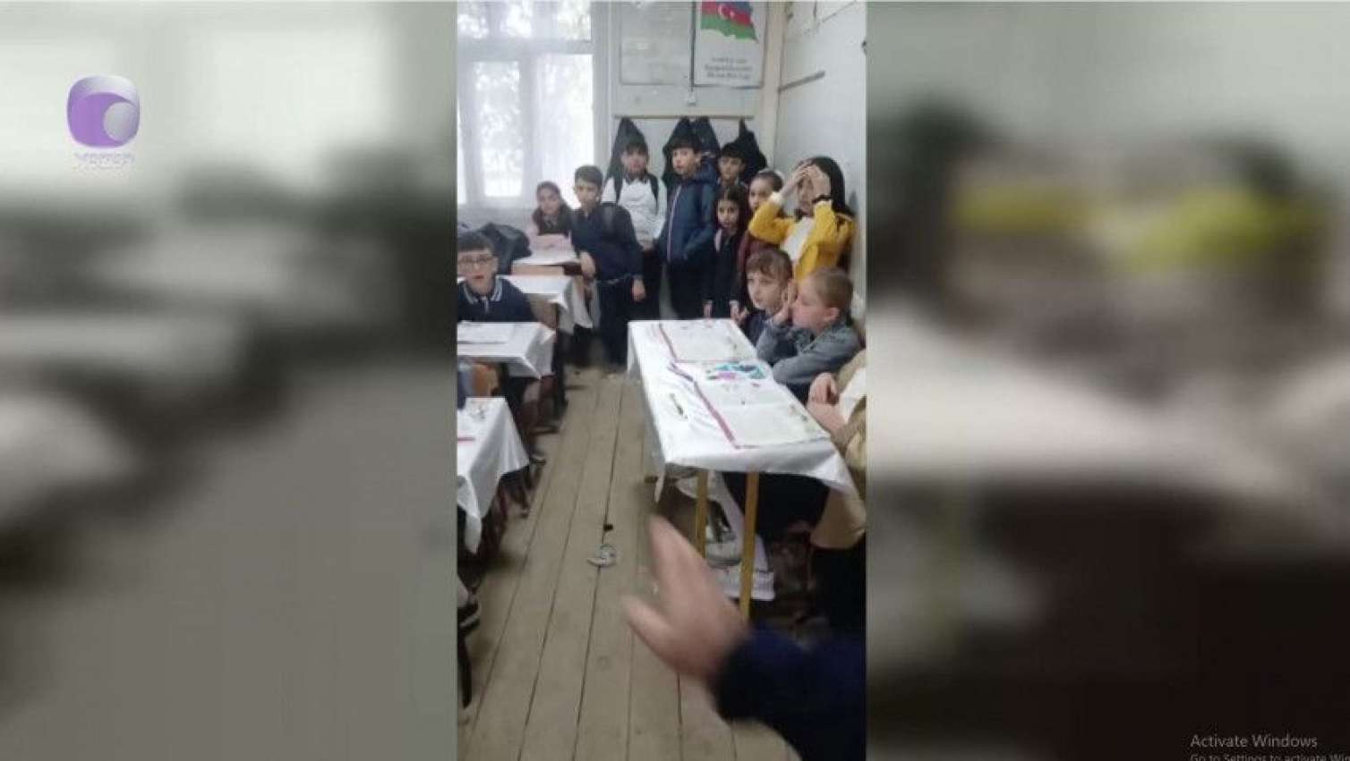 Bu məktəbdə şagirdlər dərsdə oturmağa parta tapmır - VİDEO