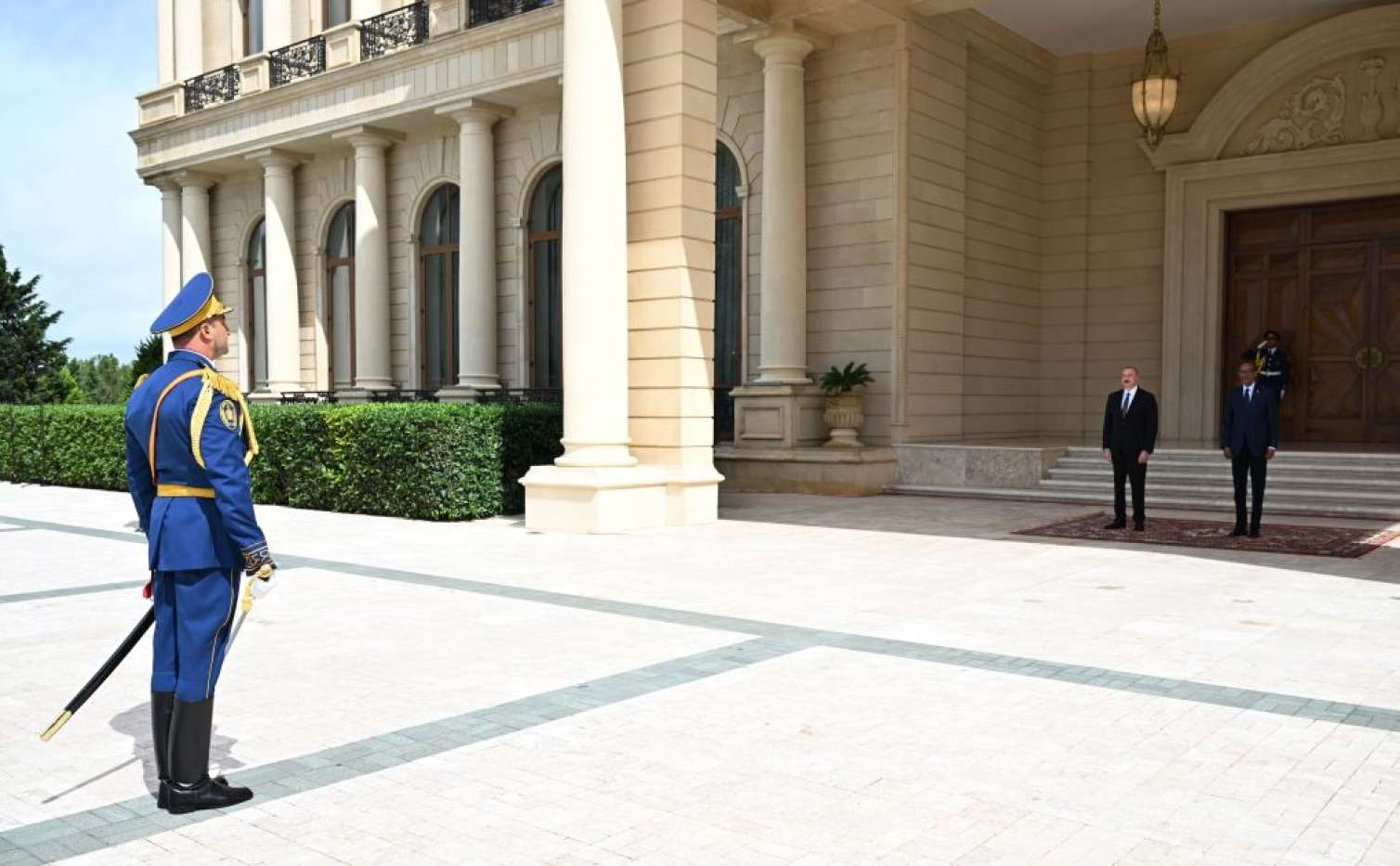 İlham Əliyev həmkarını qarşıladı - FOTO