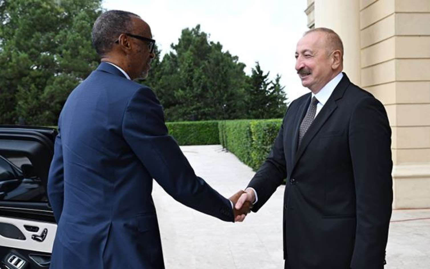 İlham Əliyev həmkarını qarşıladı - FOTO
