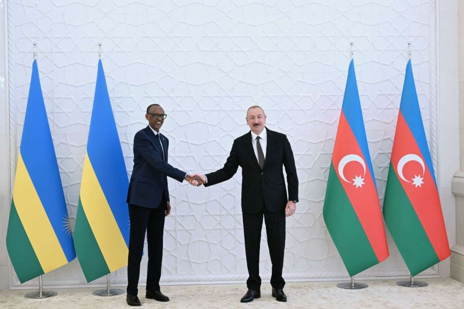 İlham Əliyev həmkarını qarşıladı - FOTO