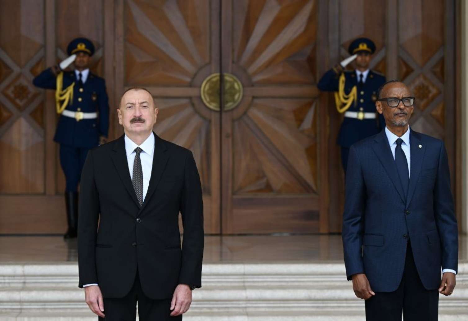 İlham Əliyev həmkarını qarşıladı - FOTO