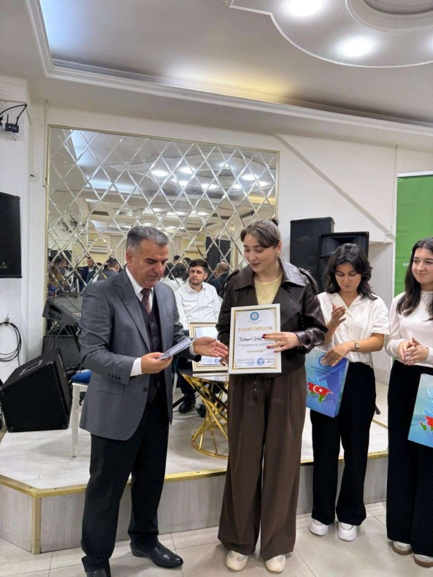 Yardımlı Xeyriyyə Cəmiyyəti tələbə adını qazananları mükafatlandırdı 