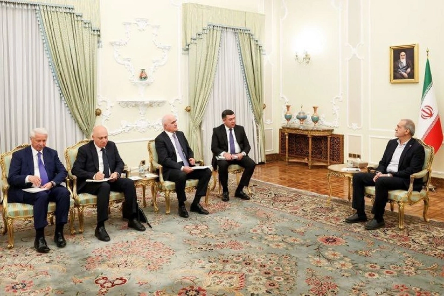 Pezeşkian Şahin Mustafayevin rəhbərlik etdiyi nümayəndə heyətini qəbul etdi 