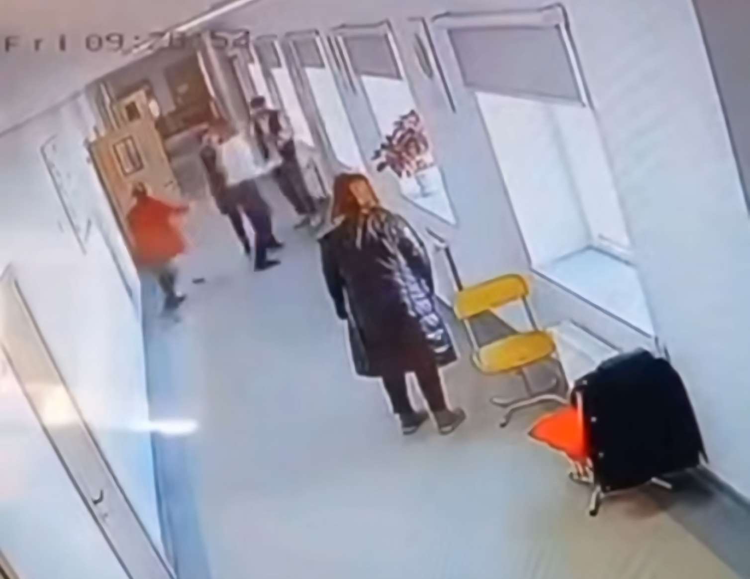 Lənkəranda DƏHŞƏT: Məktəbdə direktor müavini şagirdi və xadiməni DÖYDÜ - VİDEO 