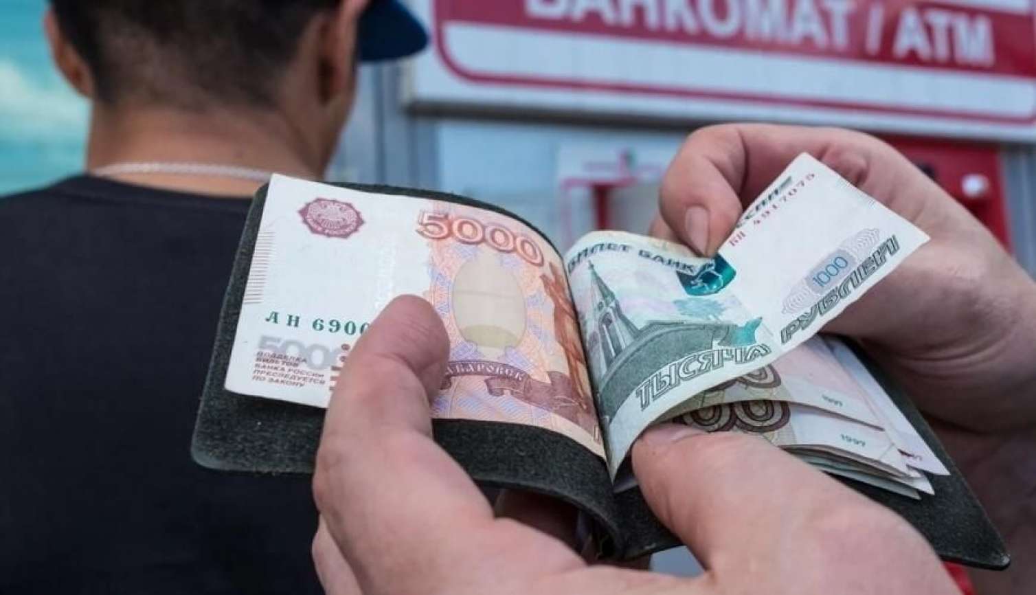Xaricdən Azərbaycana pul köçürmələri niyə azalıb? - Ekspert AÇIQLADI