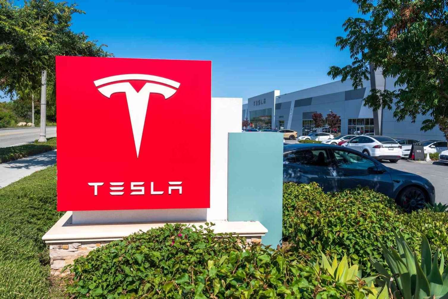 "Tesla" zavodunun işçisi şirkətə qarşı 51 milyon dollarlıq iddia qaldırıb 