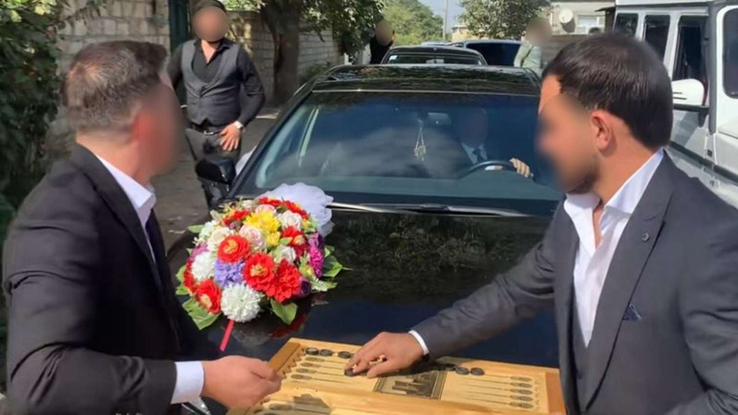 Gəlin maşının qabağını kəsib nərd oynayanlar belə CƏZALANDIRILDI 