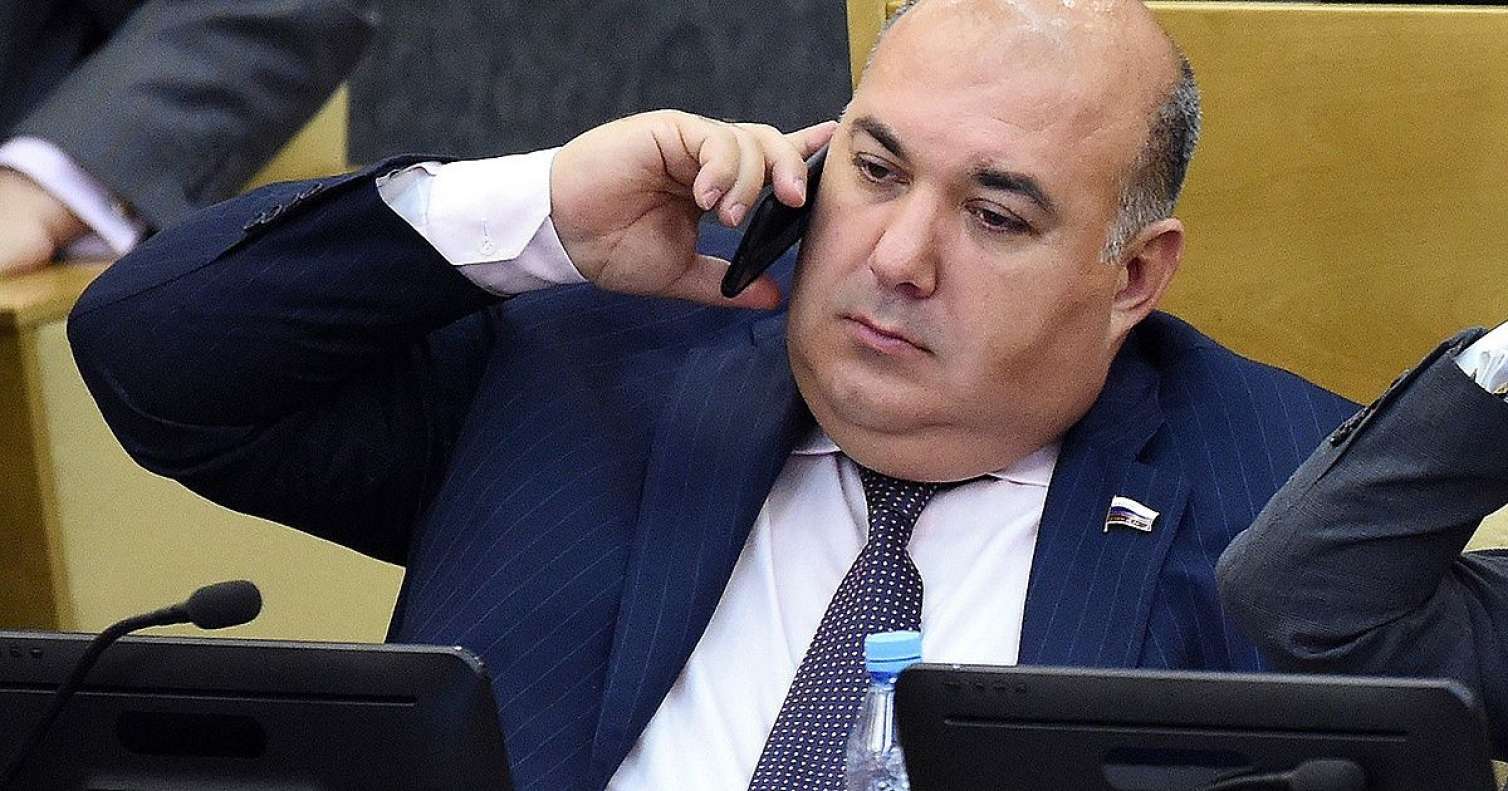 Zorlamada ittiham olunan rusiyalı sabiq deputat axtarışa verildi 