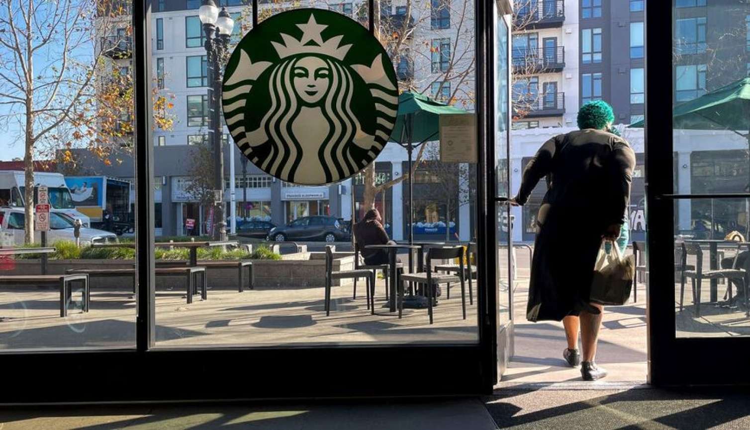 "Starbucks" yüzlərlə mağazasını bağlayır: 900 iş yeri... 