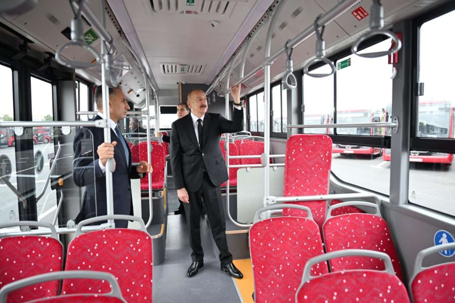 İlham Əliyev “BakuBus”ın Gəncə Avtoparkının açılışında  - FOTO