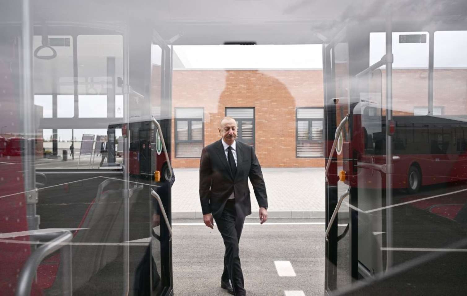 İlham Əliyev “BakuBus”ın Gəncə Avtoparkının açılışında  - FOTO