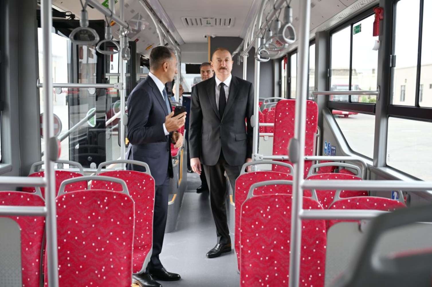 İlham Əliyev “BakuBus”ın Gəncə Avtoparkının açılışında  - FOTO