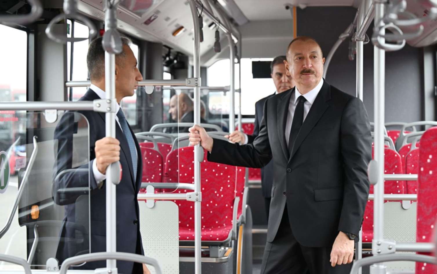 İlham Əliyev “BakuBus”ın Gəncə Avtoparkının açılışında  - FOTO