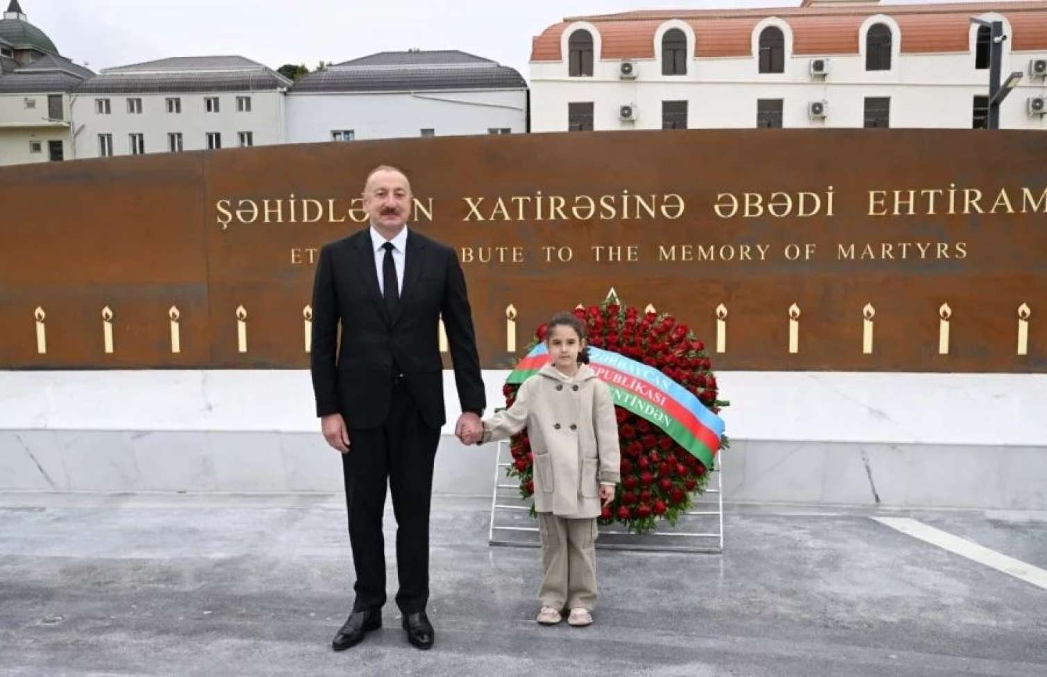 Prezidentin Gəncə səfərində diqqət çəkən məqam - Fotodakı qız kimdir? 