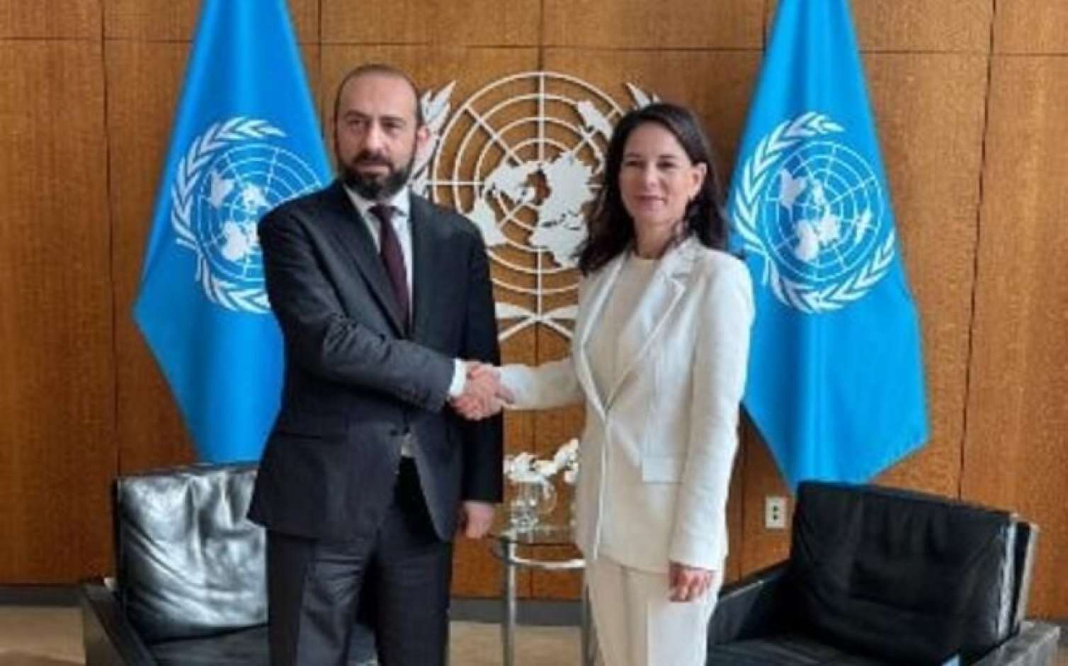 Berbok Mirzoyanla sülh sazişini müzakirə etdi 