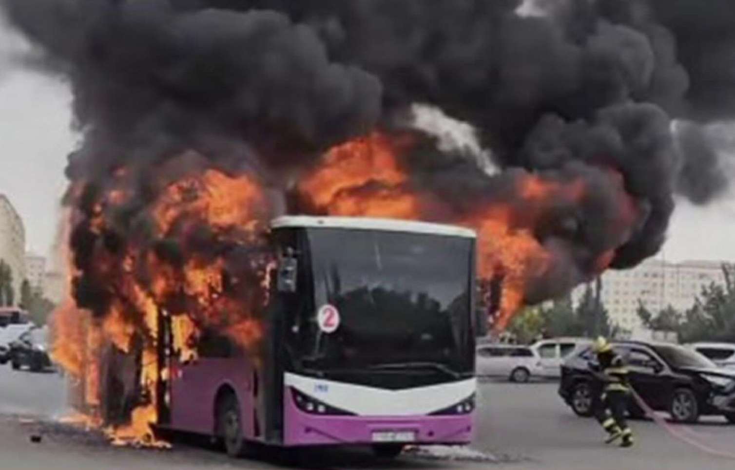 Avtobus tamamilə yandı  - VİDEO