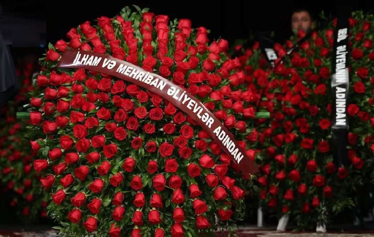 Prezidentlə xanımı vida mərasiminə əklil göndərdi 