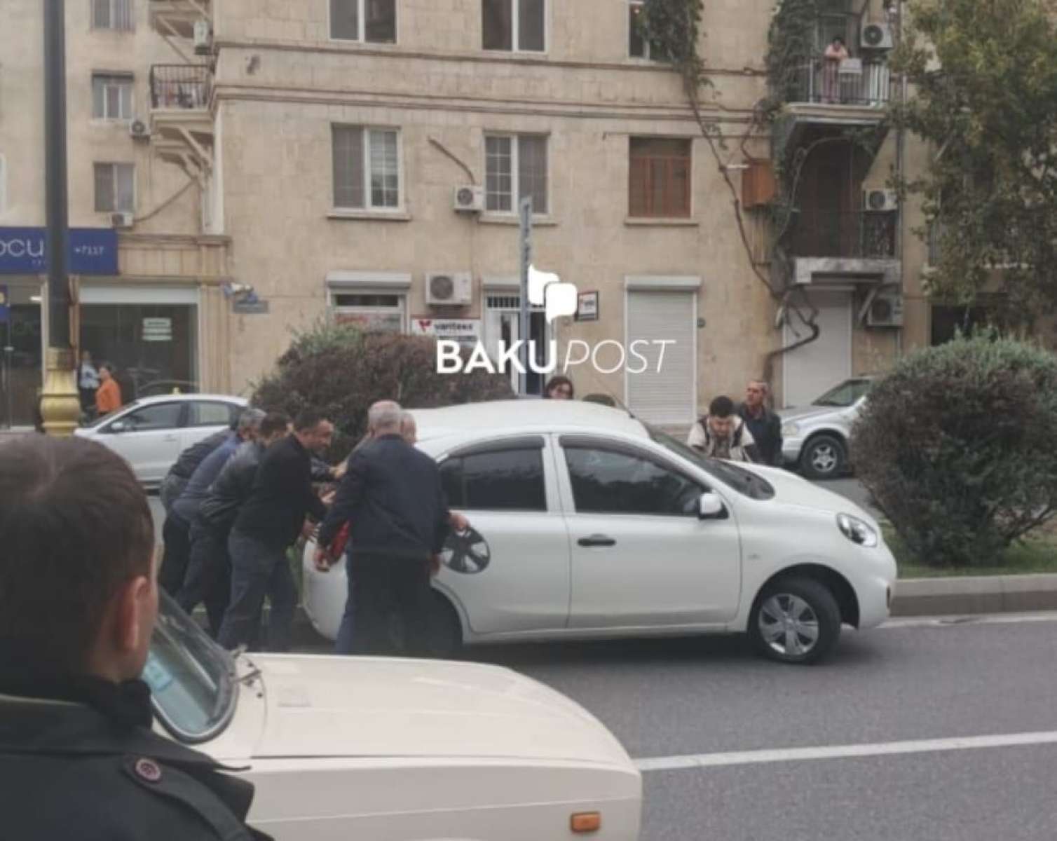 Bakıda qadın sürücü idarəetməni itirərək avtomobili səkiyə çırpıb - VİDEO