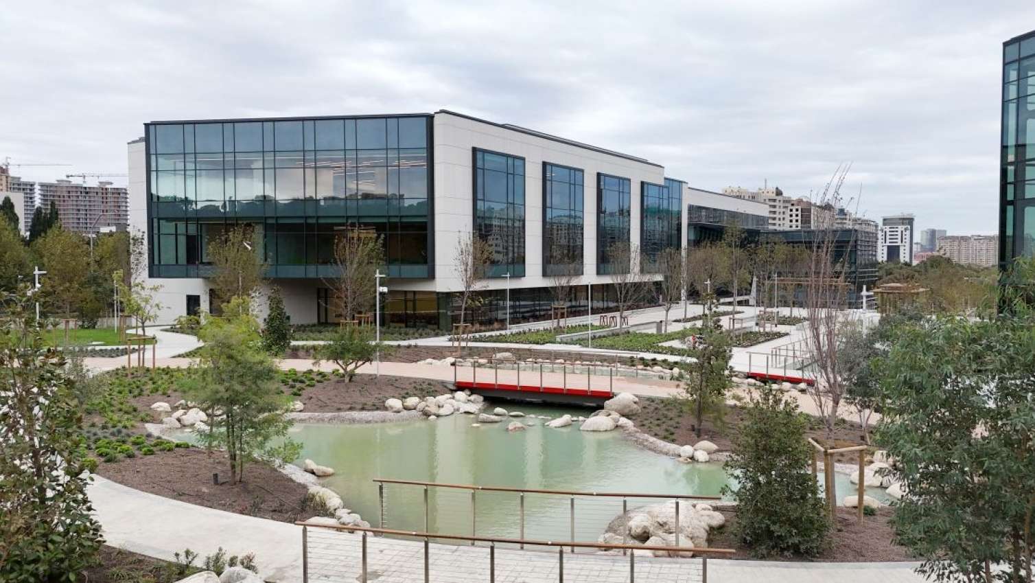 Bu gün açılışı olan universitetdən FOTOLAR 