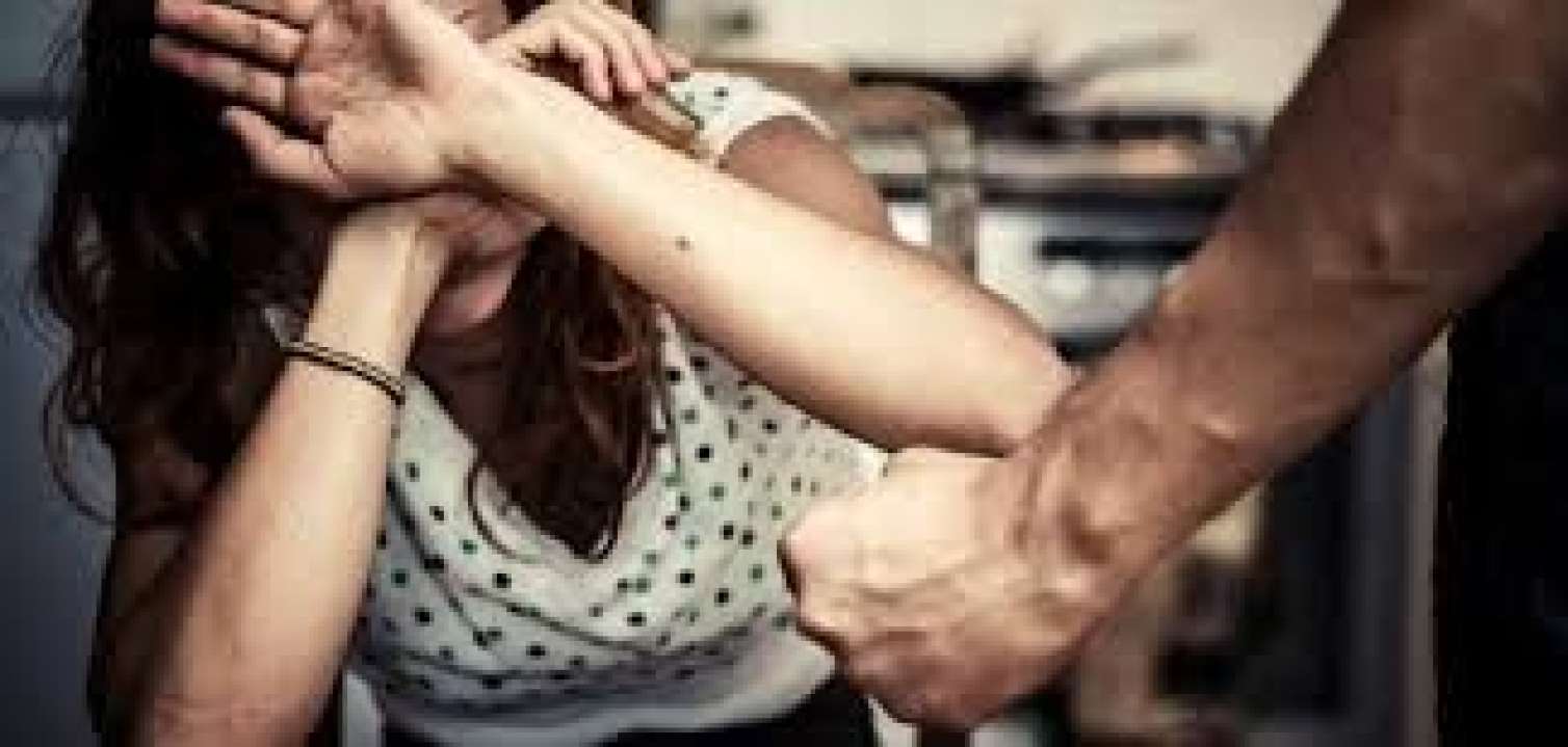 Boşanmaq istəyən arvadını armaturla döydü 